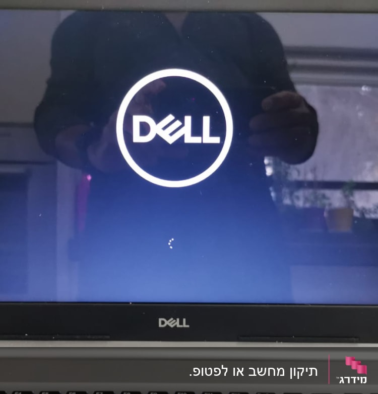 מסך מחשב נייד דל עם לוגו דל מואר